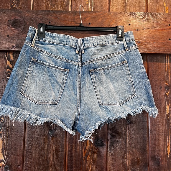 Good American 90’s jean shorts - Picture 3 of 4